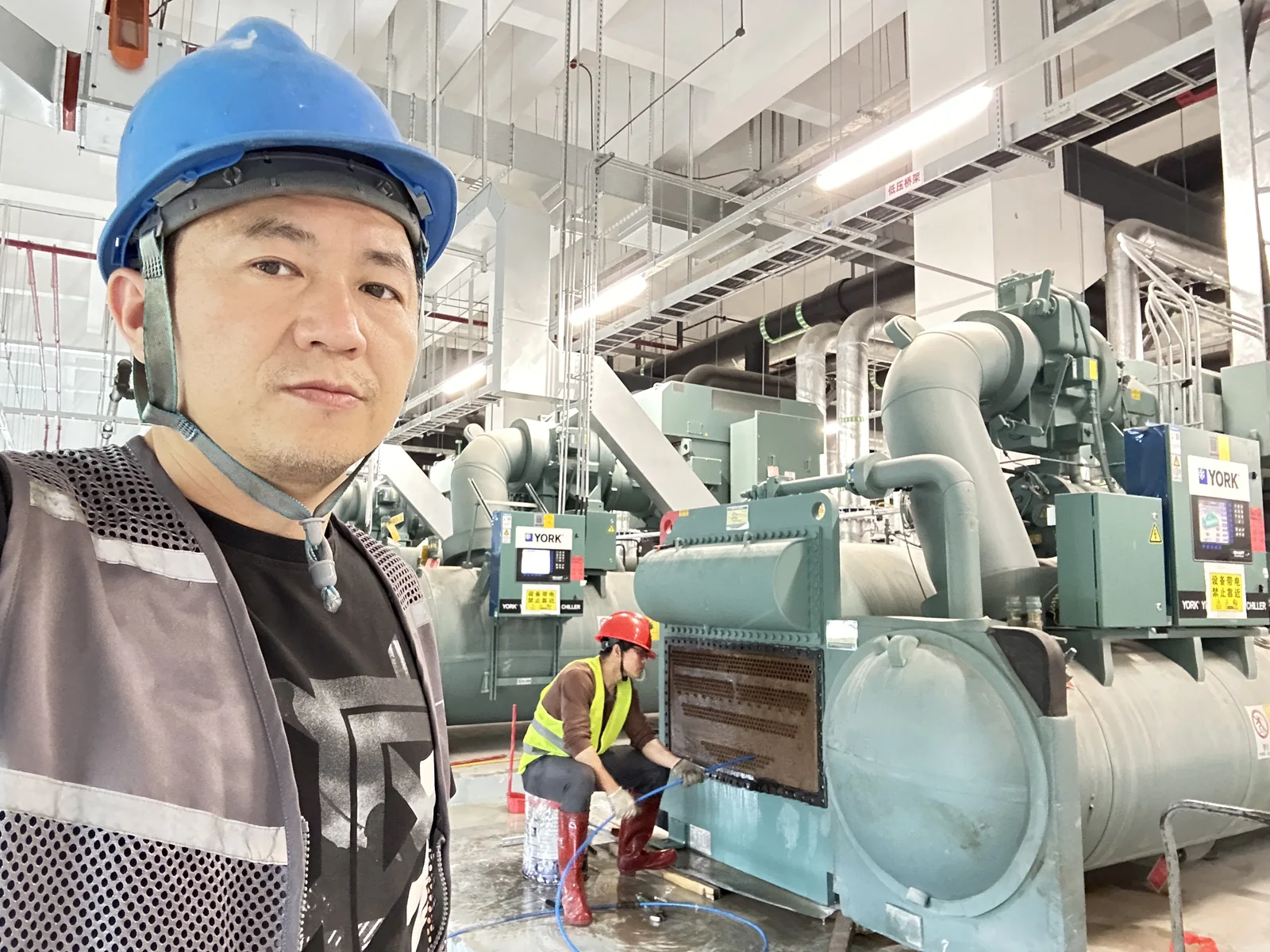 约克离心式冷水机组维修保养 · 冷凝器机械通刷与管束除垢 现场记录 1