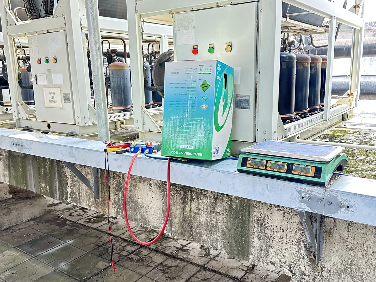 屋面风冷模块机组冷媒充注与检修作业实拍