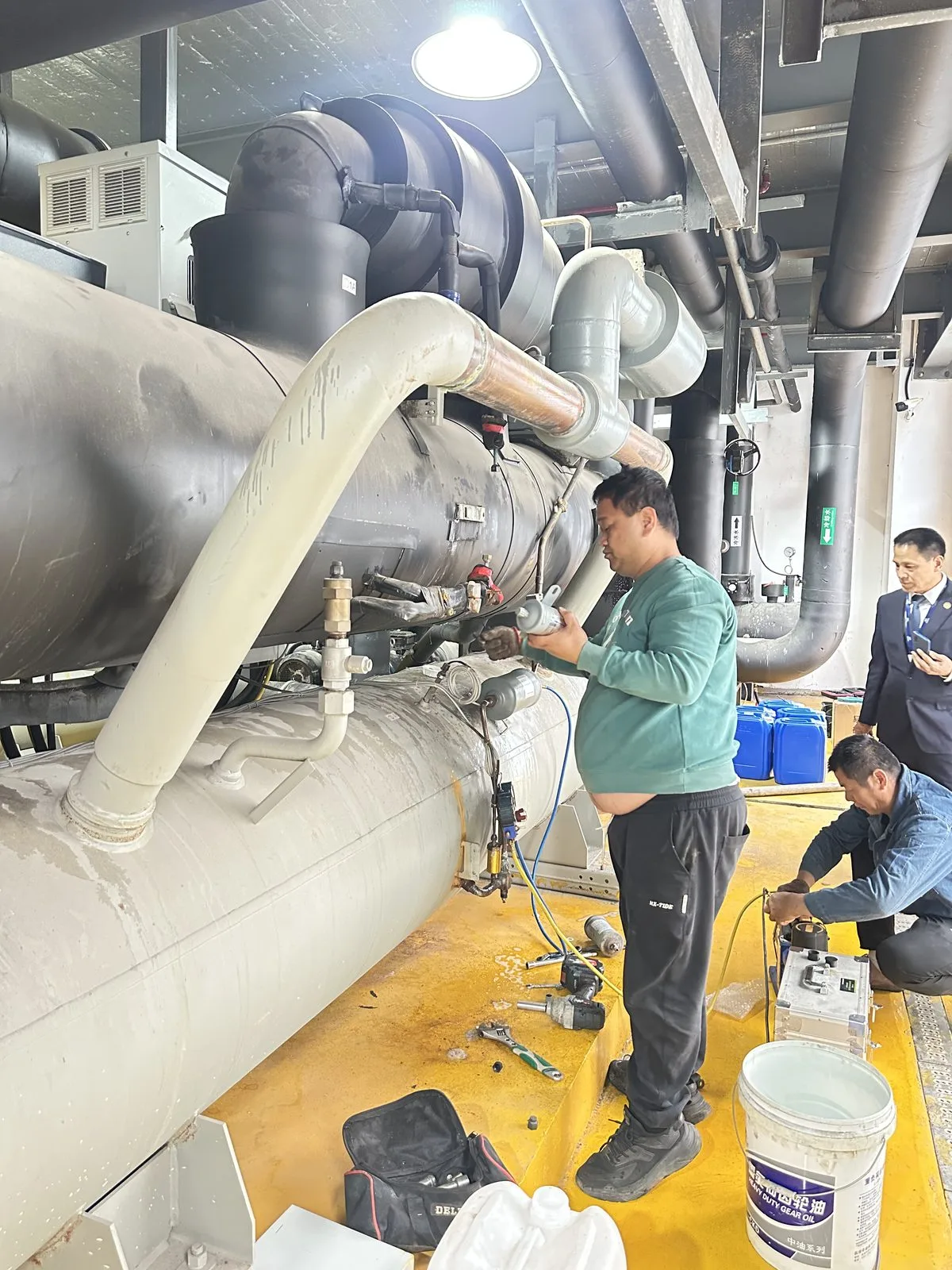 螺杆式冷水机组大修 · 换热管束结垢清洗前后对比 现场记录 1