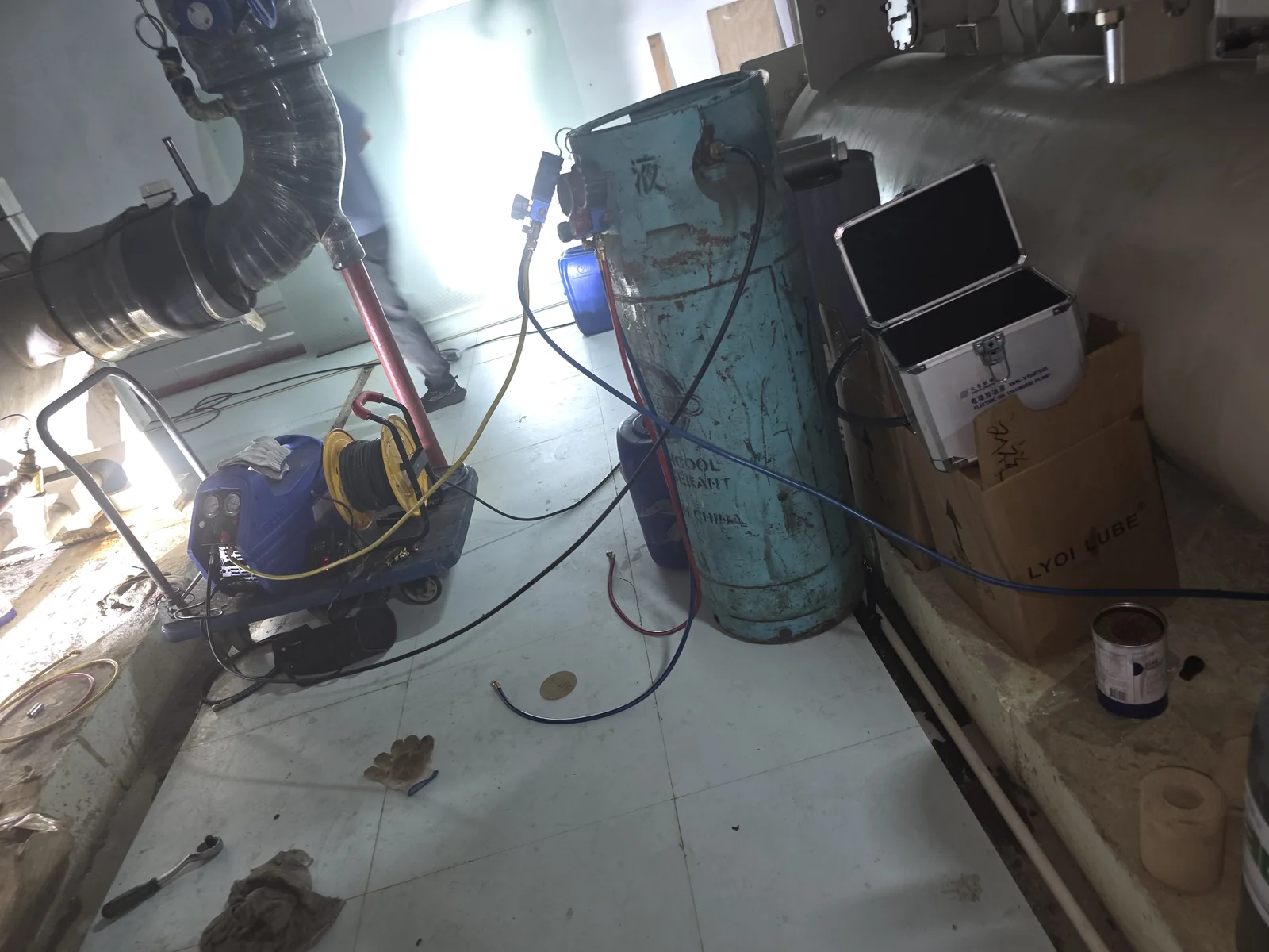 螺杆式冷水机组系统进水检修 · 油侵水管路排查与压力复测 现场记录 2
