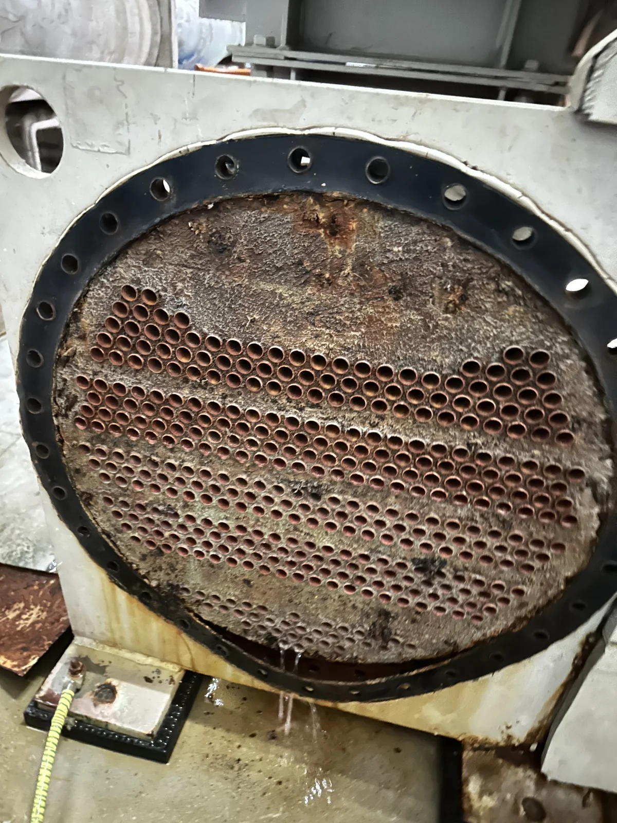 麦克维尔螺杆式冷水机组年度保养 · 冷冻油更换与冷凝器通炮除垢 现场记录 1