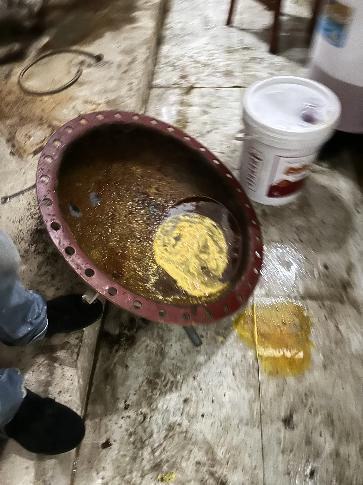 麦克维尔螺杆式冷水机组年度保养 · 冷冻油更换与冷凝器通炮除垢 现场记录 2