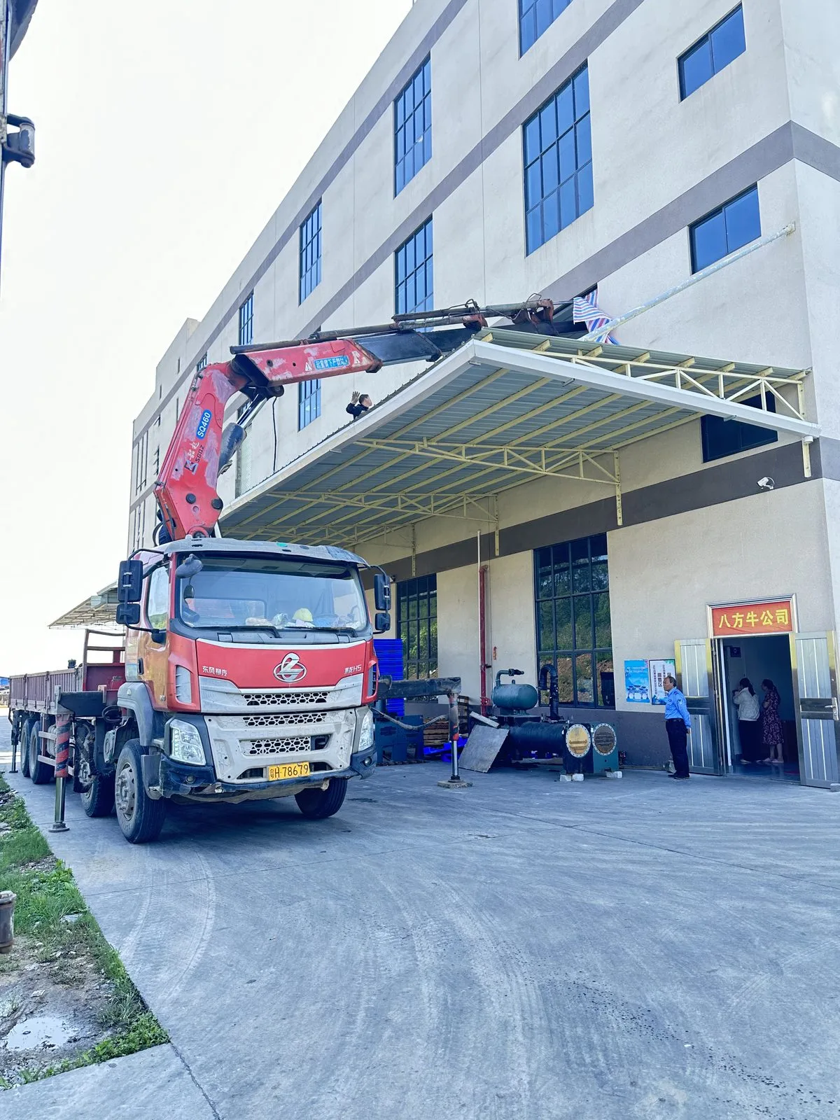 螺杆式冷水机组安装吊装就位 · 屋面吊装与壳管式换热器接管 现场记录 1
