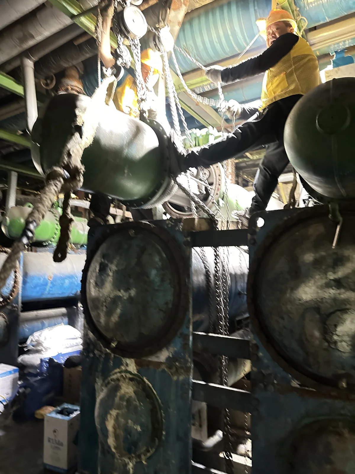 螺杆式冷水机组大修 · 换热器铜管结垢堵漏与压缩机解体吊装 现场记录 3