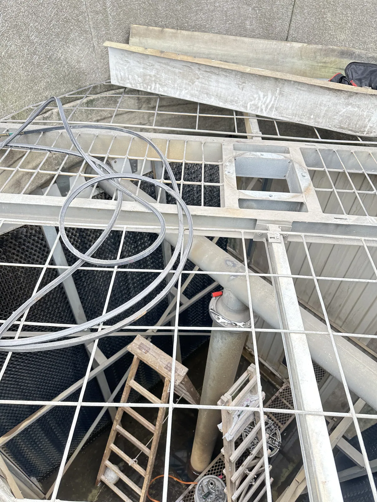 冷却塔内部大修 · 减速机检修、填料更换与布水系统疏通 现场记录 3