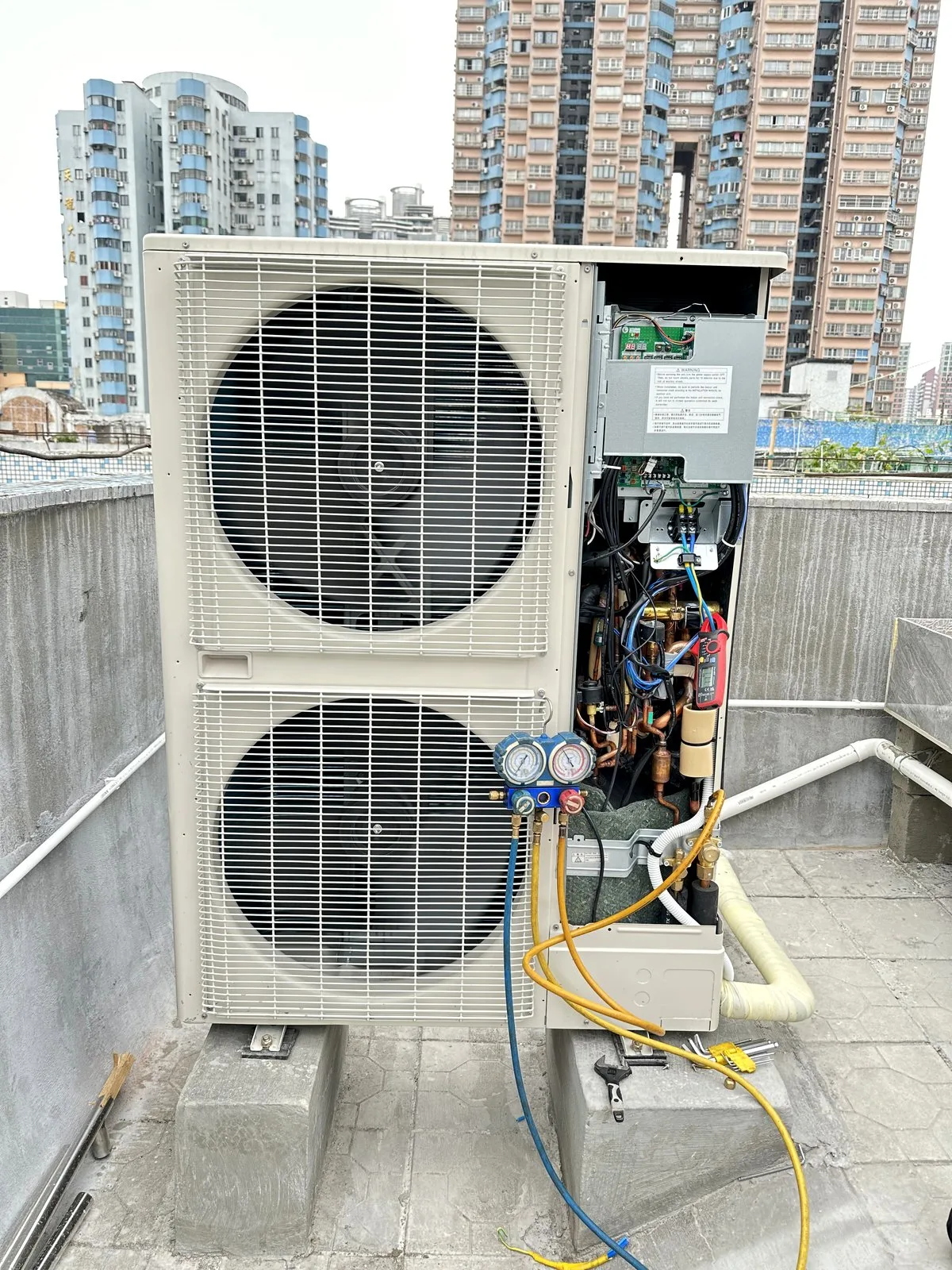 多联式中央空调室外机屋面安装 · 基础就位与冷媒管路施工 现场记录 1