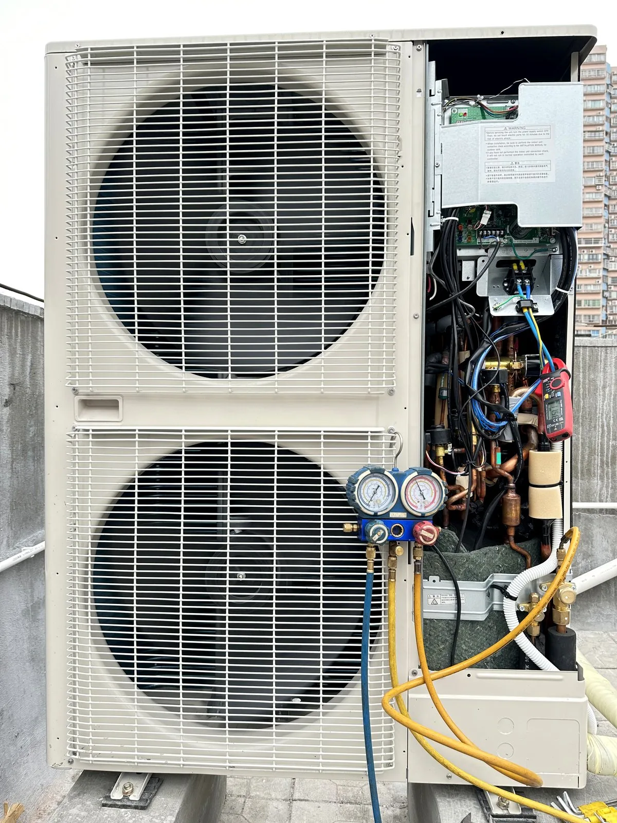 多联式中央空调室外机屋面安装 · 基础就位与冷媒管路施工 现场记录 2