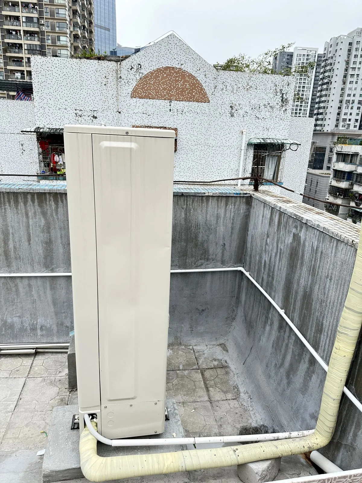 多联式中央空调室外机屋面安装 · 基础就位与冷媒管路施工 现场记录 5