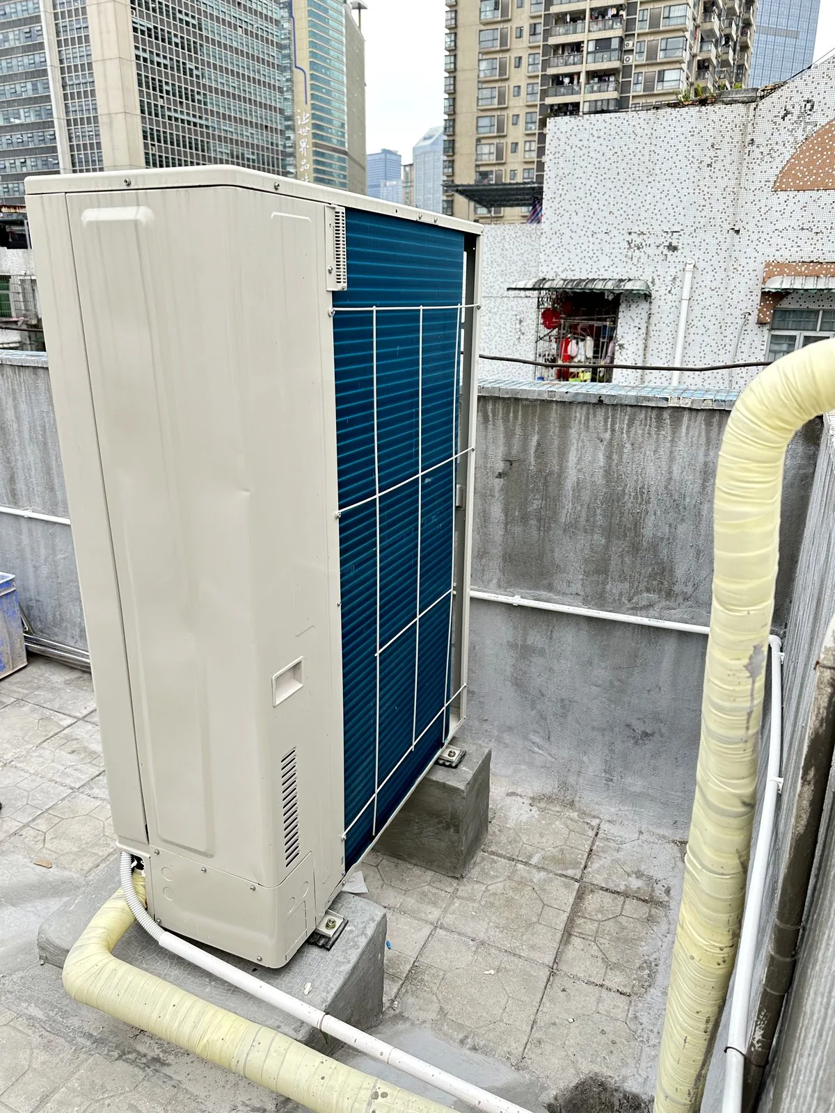 多联式中央空调室外机屋面安装 · 基础就位与冷媒管路施工 现场记录 6