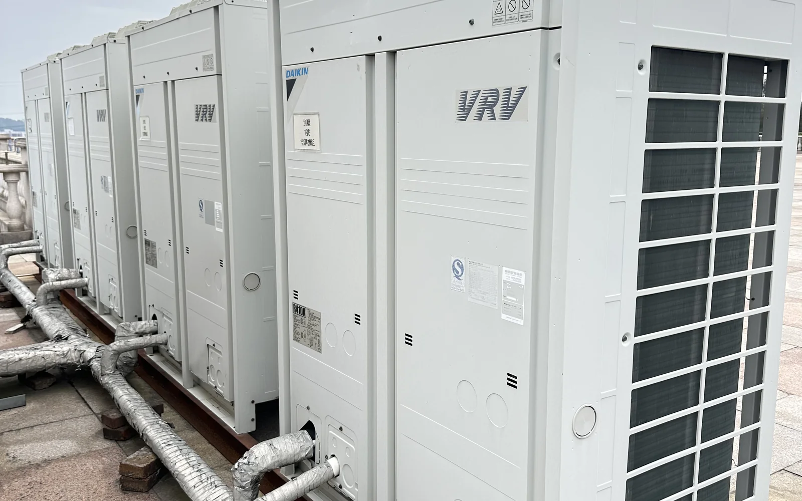 项目现场成排多联机(VRV)室外机组实拍 · 侧向进风格栅与冷媒管路